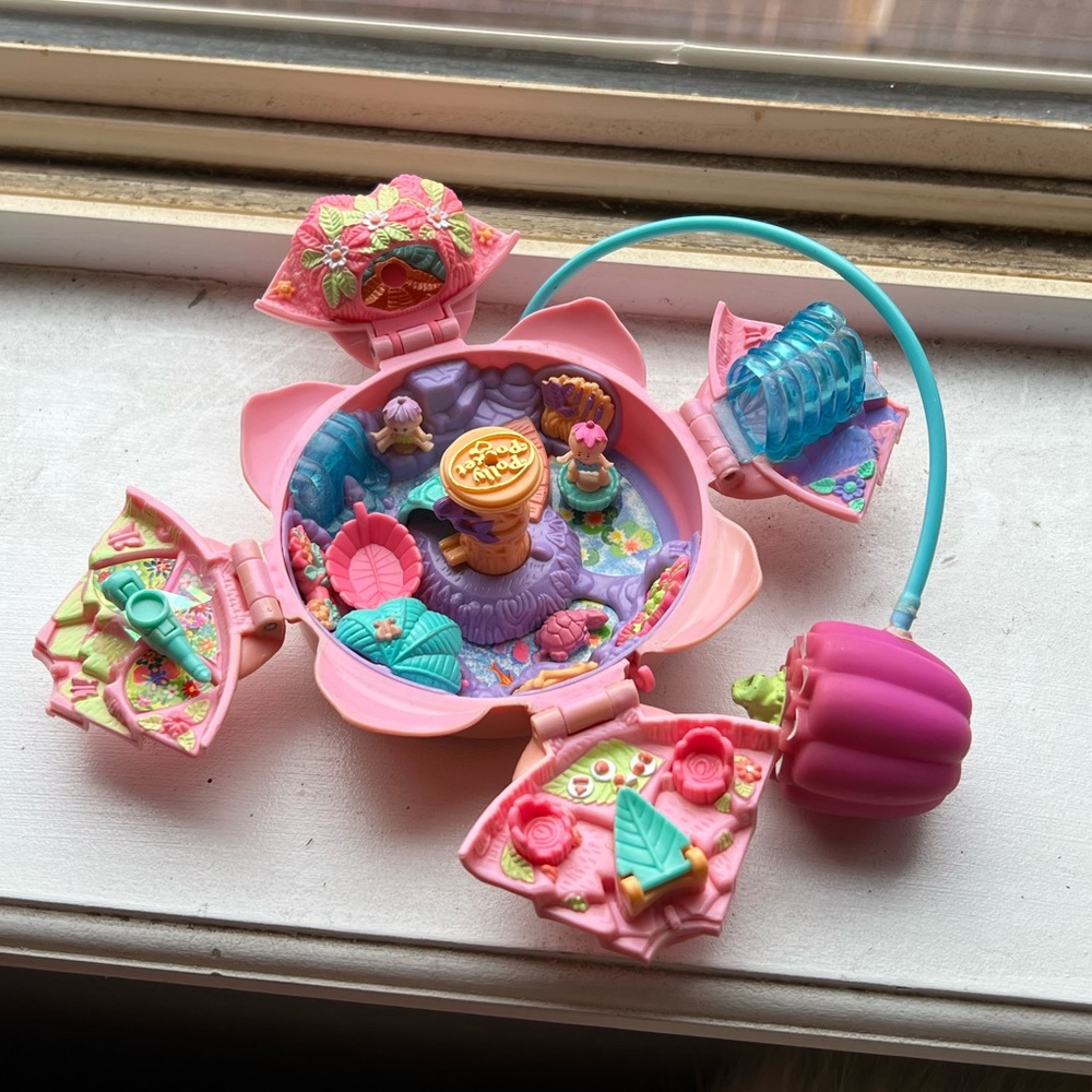 Vtg. 1996 Polly pocket fountain fantasy bluebird
